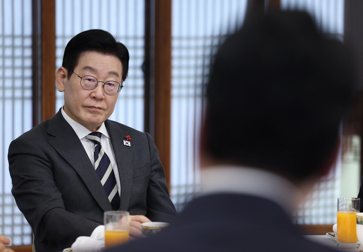 이재명 대통령이 16일 청와대 상춘재에서 열린 정당 지도부 초청 오찬에서 개혁신당 천하람 원내대표의 발언을 듣고 있다. 2026.1.16 연합뉴스