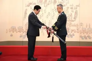 李대통령, 중장 진급자에 삼정검 수치 수여…“다시 국민의 군대로”