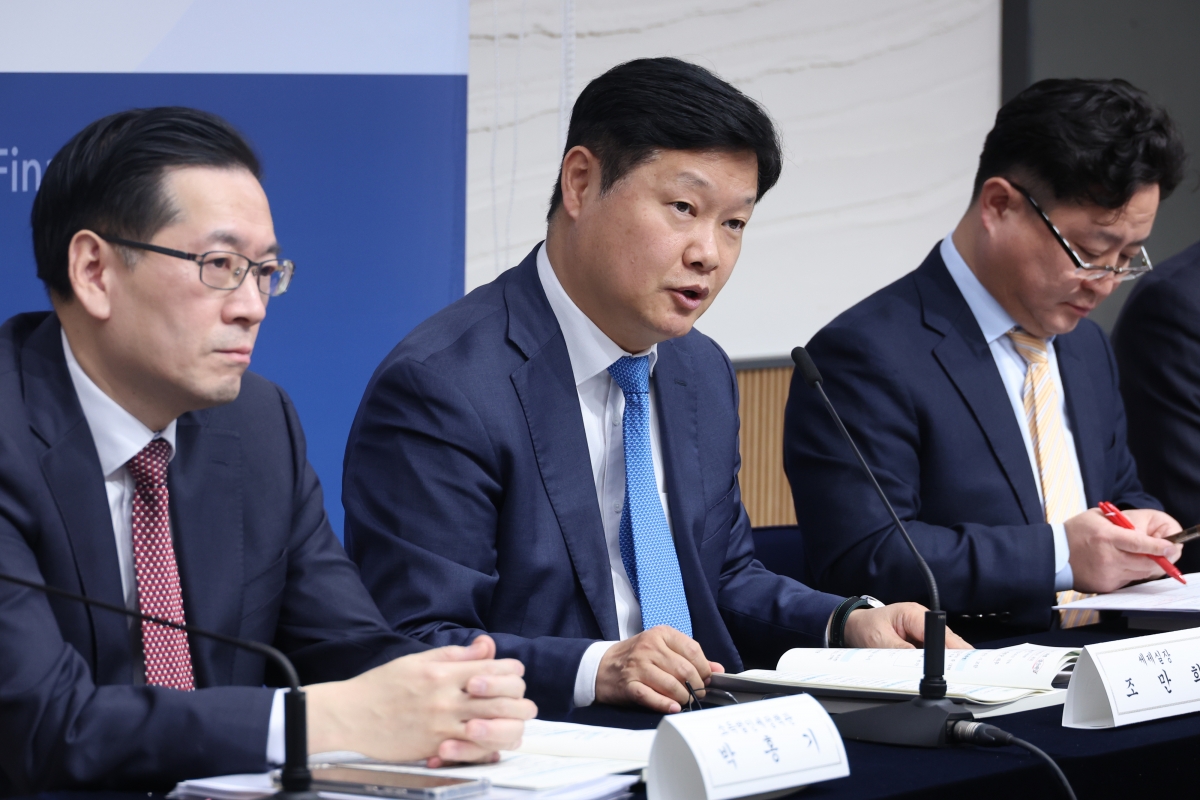 조만희 재정경제부 세제실장이 15일 정부세종청사에서 2025년 세법개정 후속 시행령 개정안에 대해 브리핑하고 있다. 왼쪽부터 재정경제부 박홍기 소득법인세정책관·조만희 세제실장·김병철 재산소비세정책관. 세종 연합뉴스