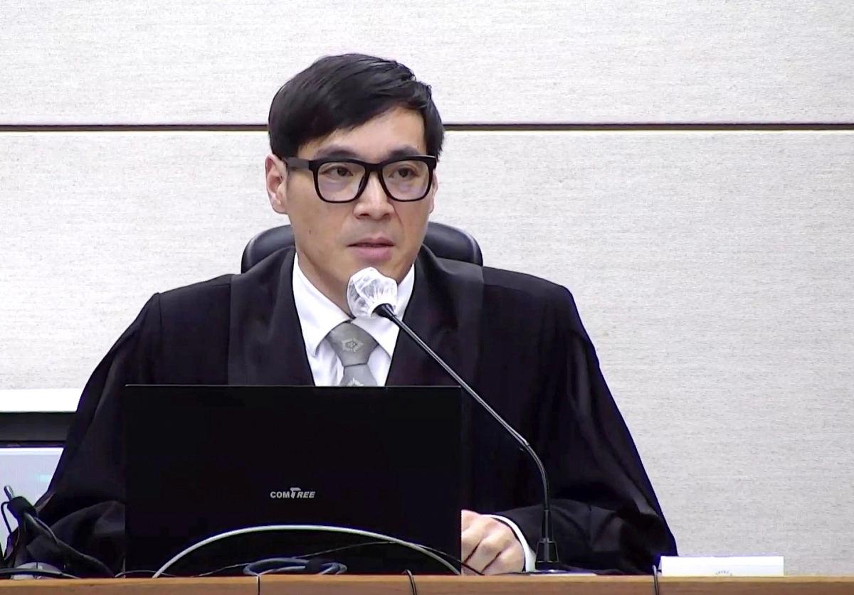 서울중앙지법 형사합의35부 백대현 부장판사가 16일 서울 서초구 서울중앙지법에서 열린 윤석열 전 대통령에 대한 특수공무집행방해 등 혐의 사건에 대한 1심 선고 공판에서 윤 대통령에게 징역 5년을 선고하고 있다.  서울중앙지법 제공