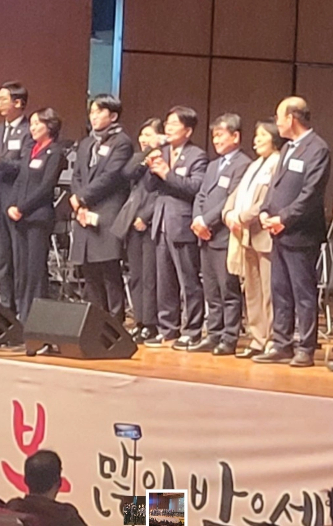 2026 서대문구 신년인사회 및 신년음악회에 참석해 인사말을 하는 김용일 의원(오른쪽에서 네 번째)