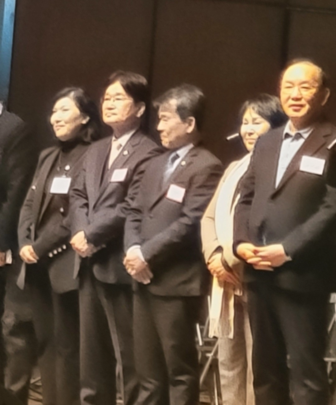 2026 서대문구 신년인사회 및 신년음악회에 참석해 참석자들과 기념촬영을 하는 김용일 의원(왼쪽에서 두 번째)