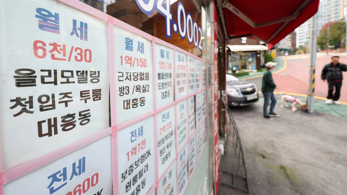 지난해 10월 서울 시내 한 공인중개사에 게시된 월세 매물 정보. 뉴시스