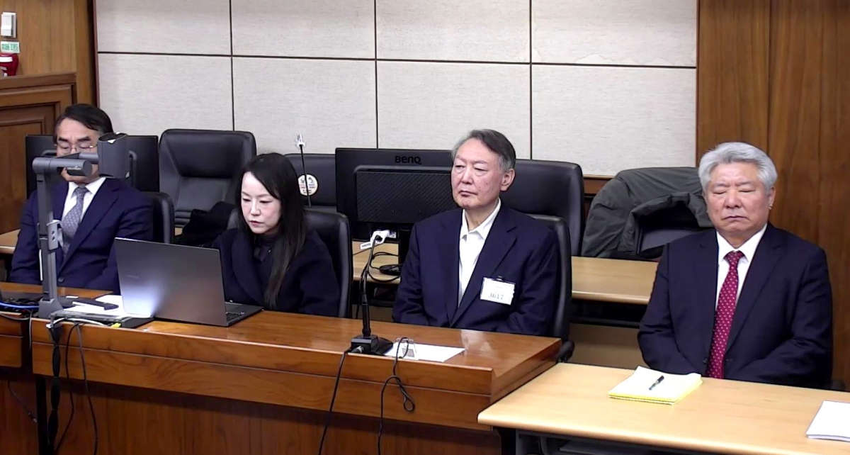 윤석열(오른쪽 두번째) 전 대통령과 변호인단이 16일 서울 서초구 서울중앙지방법원에서 열린 특수공무집행방해, 범인도피교사, 직권남용 권리행사방해 혐의 등 사건에 대한 1심 선고 공판에 출석해 있다. 서울중앙지법 제공