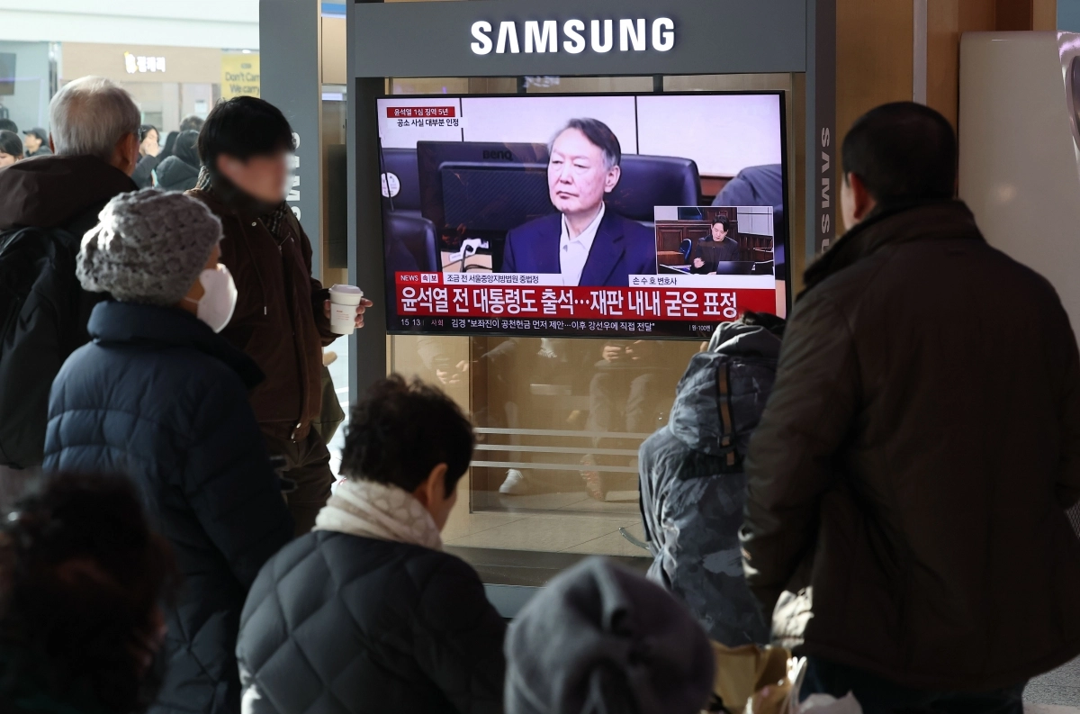 시민들이 16일 서울역 대합실에서 고위공직자범죄수사처(공수처) 체포 방해와 국무위원 심의권 침해 등 혐의로 기소된 윤석열 전 대통령에 대한 1심 선고 공판 생중계를 보고 있다. 이날 재판부는 윤 전 대통령에 징역 5년을 선고했다. 연합뉴스