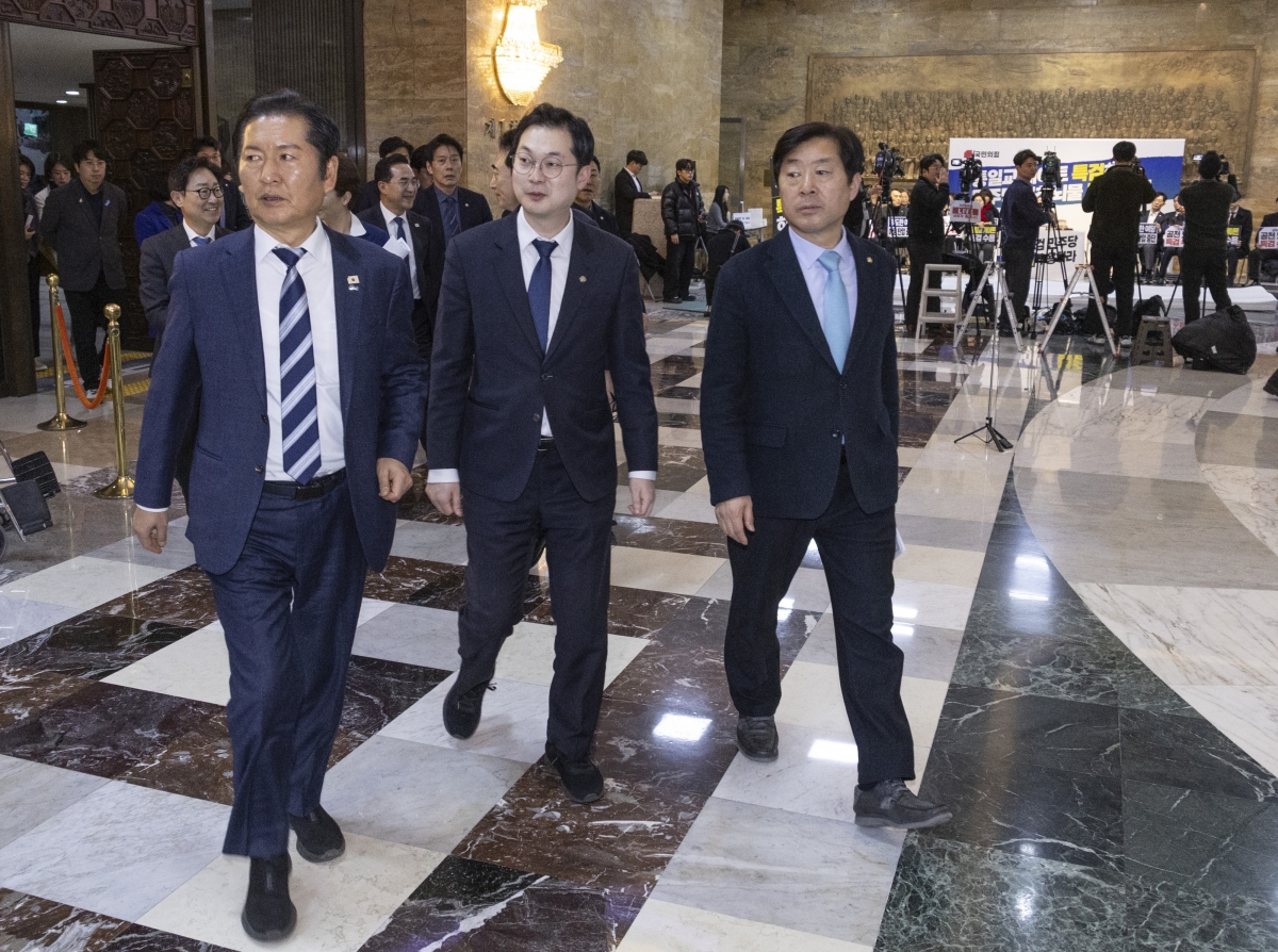 2차 종합특검법 가결 시킨 뒤 본회의장 나서는 정청래 대표