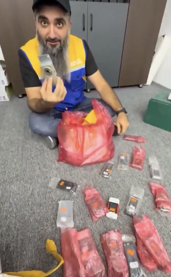 리비아 내전 여파로 2010년에 주문한 노키아 휴대전화가 16년이 지난 2026년에서야 트리폴리의 한 상점 주인에게 전달되는 일이 벌어졌다. 2026.01.15. X(엑스) ‘sputnik_afrique’ 캡처