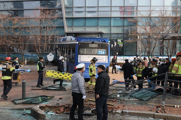 16일 오후 서울 중구 NH농협은행 본점영업부를 시내버스가 들이받는 사고가 발생해 경찰과 소방당국이 이를 수습하고 있다. 2026.1.16<br>뉴스1