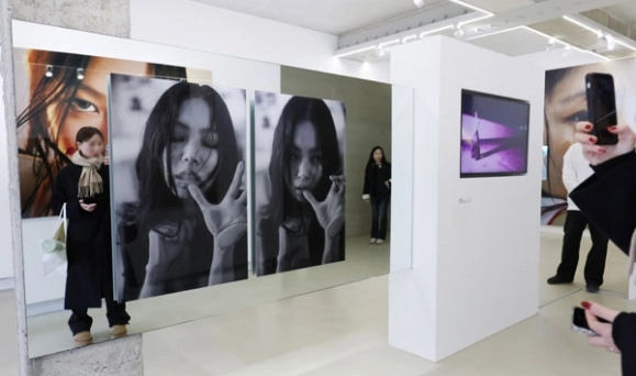 16일 서울 종로구 유스퀘이크에서 제니의 생일을 맞아 첫 사진전 ‘제니 포토 익스비션 J2NNI5’(JENNIE PHOTO EXHIBITION ‘J2NNI5’)가 열리고 있다.  <br>이번 전시는 의도되지 않은 순간 속에서 발견한 제니의 가장 본연의 조각들을 마주하는 전시로, 이날부터 29일까지 열린다. 전시와 함께 전 세계 3000개 한정 수량의 사진집도 출시된다. 2026.01.16.<br>뉴시스