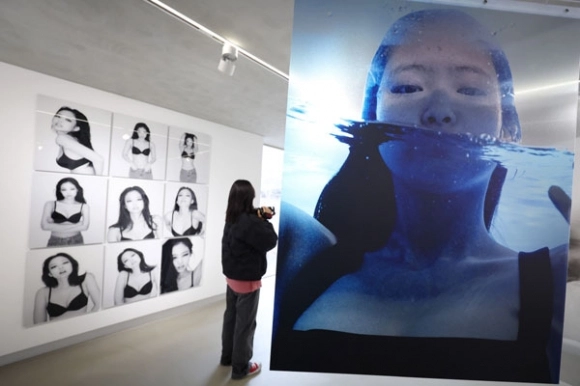 16일 서울 종로구 유스퀘이크에서 제니의 생일을 맞아 첫 사진전 ‘제니 포토 익스비션 J2NNI5’(JENNIE PHOTO EXHIBITION ‘J2NNI5’)가 열리고 있다.  <br>이번 전시는 의도되지 않은 순간 속에서 발견한 제니의 가장 본연의 조각들을 마주하는 전시로, 이날부터 29일까지 열린다. 전시와 함께 전 세계 3000개 한정 수량의 사진집도 출시된다. 2026.01.16.<br>뉴시스