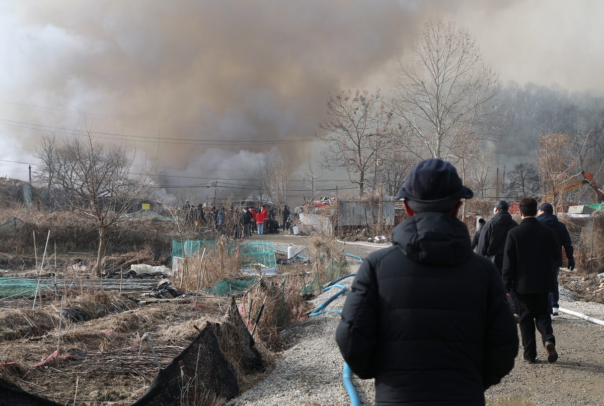 지난 16일 서울 강남구 개포동 구룡마을에서 한 주민이 화재 현장을 살피고 있다. 연합뉴스