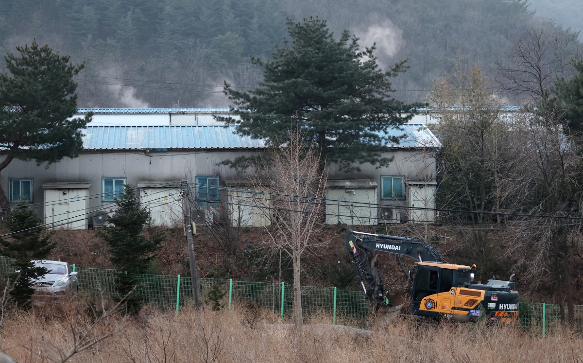 17일 아프리카 돼지열병(ASF) 발생이 확인된 강원 강릉시 한 양돈농가에서 살처분 작업 굴착기가 이동하고 있다. 2026.1.17 연합뉴스