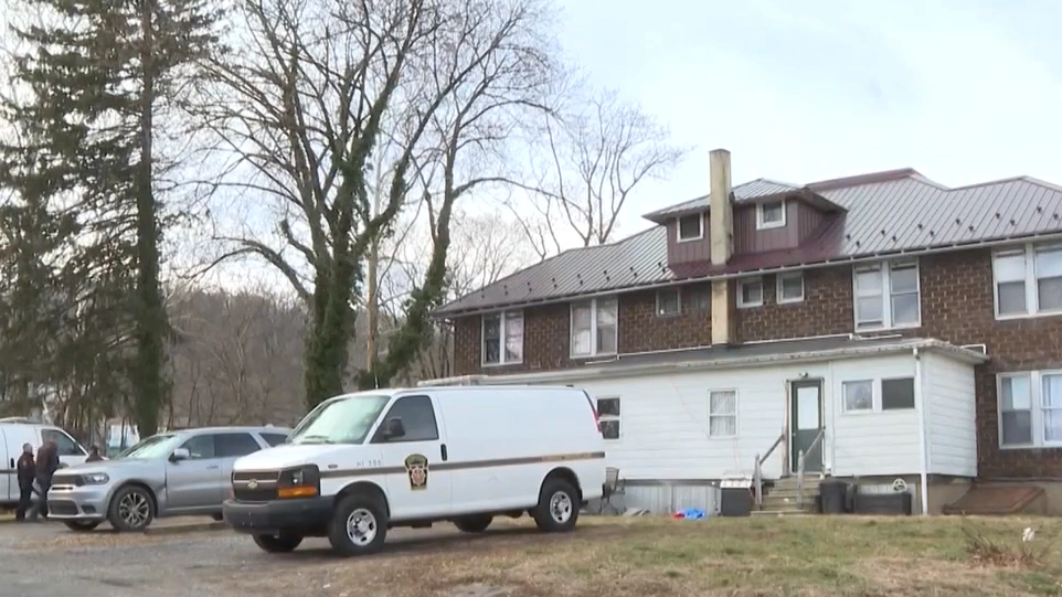 지난 13일(현지시간) 11세 소년이 아버지를 총으로 쏴 숨지게 한 사건이 발생한 미국 펜실베이니아주 페리 카운티의 한 주택에 현지 경찰이 출동해 있다. WGAL 보도화면 캡처