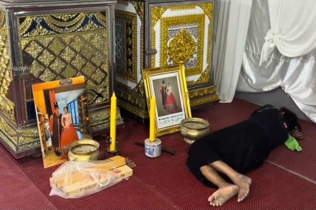 사망자 34명이 발생한 ‘태국 열차 참사’로 딸과 한국인 사위를 잃은 태국인 여성이 16일(현지시간) 태국 동부 시사껫주 자택에서 딸 부부의 시신이 든 관을 앞에 두고 슬픔에 못 이겨 쓰러져 있다. 카오솟 홈페이지 캡처