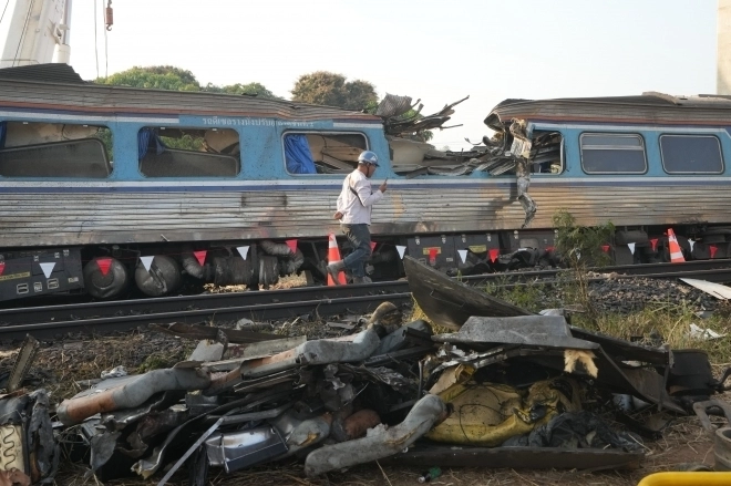 태국 나콘랏차시마주 고속철도 공사 현장에서 크레인이 무너지며 달리던 열차를 덮쳐 최소 32명의 사망자를 초래한 사건이 일어난 다음날인 15일(현지시간) 열차 잔해가 보이고 있다. 2026.1.15 AP 연합뉴스