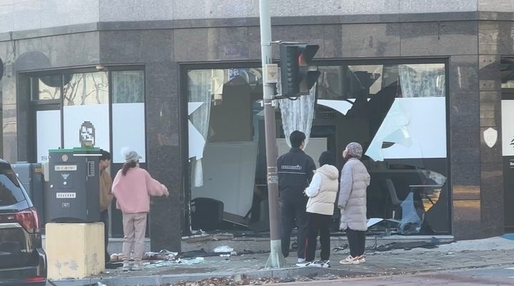 17일 충남 공주시 신관동 삼거리에서 발생한 승용차의 인도 돌진 사고 현장 모습. 2026.1.17 공주소방서 제공