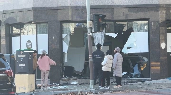 17일 충남 공주시 신관동 삼거리에서 발생한 승용차의 인도 돌진 사고 현장 모습. 2026.1.17 공주소방서 제공