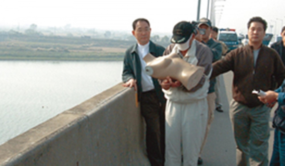 범인은 김포대교 밑에 몸통을 던져버렸다. 현장검증 모습