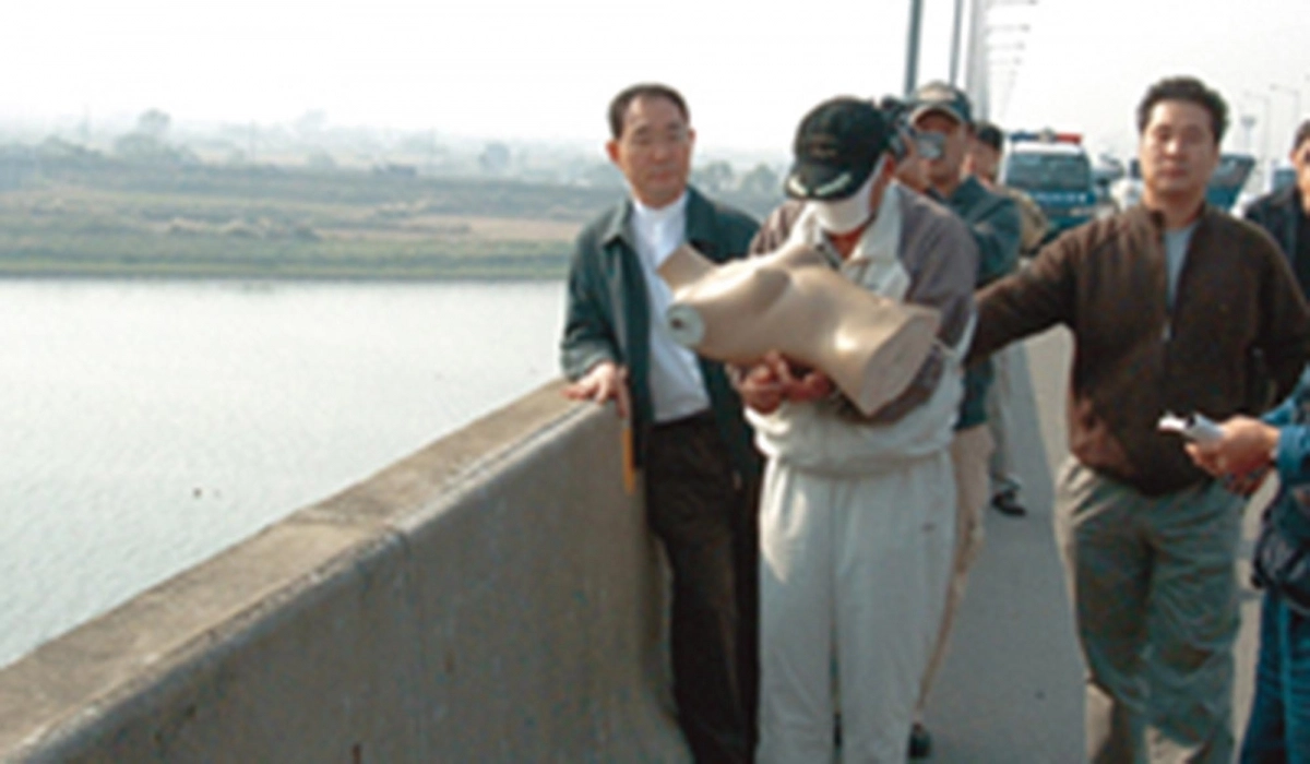 범인은 김포대교 밑에 몸통을 던져버렸다. 현장검증 모습