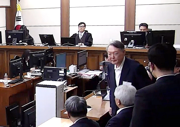 윤석열 전 대통령이 16일 서초구 서울중앙지법에서 열린 특수공무집행방해, 범인도피교사, 직권남용 권리행사방해 혐의 등 사건에 대한 1심 선고 공판에서 징역 5년을 선고받은 뒤 법정을 나서고 있다. 2026.1.16 서울중앙지법 제공