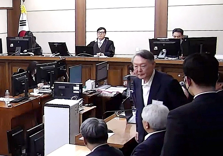 윤석열 전 대통령이 16일 서초구 서울중앙지법에서 열린 특수공무집행방해, 범인도피교사, 직권남용 권리행사방해 혐의 등 사건에 대한 1심 선고 공판에서 징역 5년을 선고받은 뒤 법정을 나서고 있다. 2026.1.16 서울중앙지법 제공