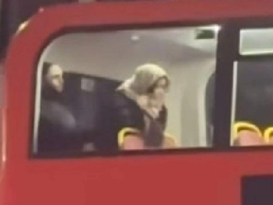 지난달 29일 저녁 무렵 영국 런던의 명물 빨간색 이층버스에서 남녀 한 쌍이 공개적으로 성관계를 하는 모습이 포착돼 시민들의 공분을 자아냈다. 엑스 캡처