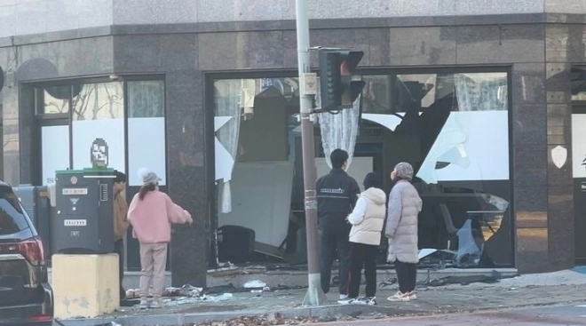 17일 충남 공주시 신관동 삼거리에서 발생한 승용차의 인도 돌진 사고 현장 모습. 2026.1.17 공주소방서 제공