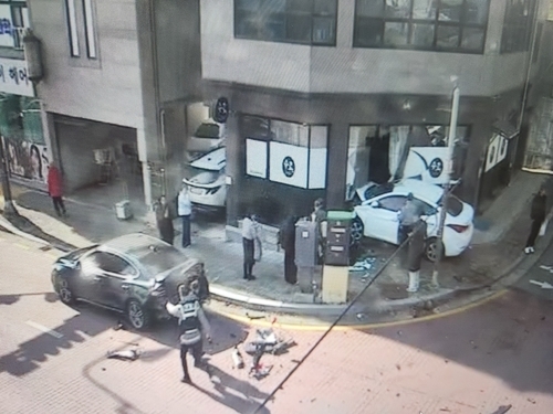 17일 충남 공주시 신관동 삼거리에서 발생한 승용차의 인도 돌진 사고 현장 모습. 2026.1.17 독자 제공 연합뉴스