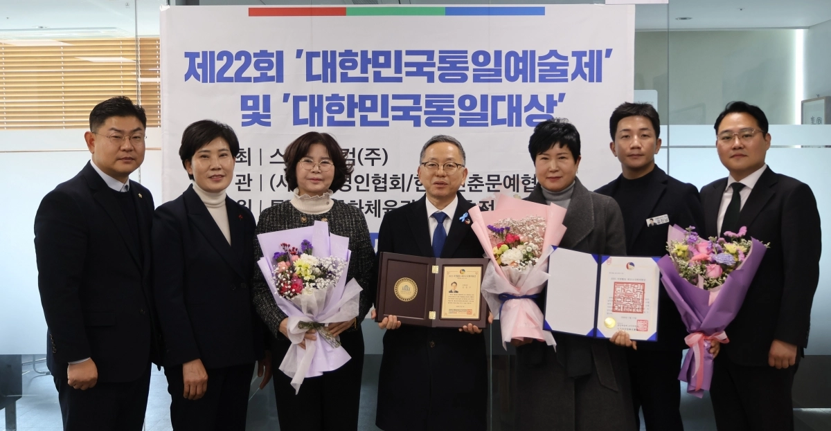 왼쪽부터 장경원 순천시의원, 김미영 전남도의회 의정자문위원장, 이연경 씨, 김문수 의원, 서선란 시의원, 김진남 도의원, 주우성 씨.