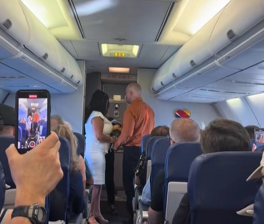 최근 미국 사우스웨스트 항공 기내에서 한 커플이 비행 중 깜짝 결혼식을 올려 화제가 되고 있다. 소셜미디어(SNS) 틱톡 캡처