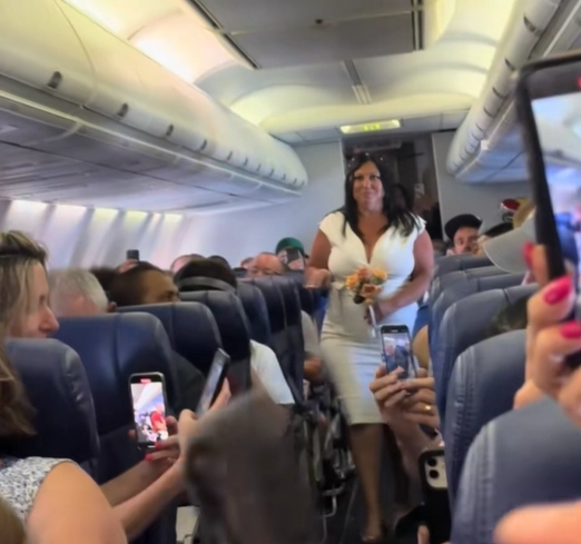 최근 미국 사우스웨스트 항공 기내에서 한 커플이 비행 중 깜짝 결혼식을 올려 화제가 되고 있다. 소셜미디어(SNS) 틱톡 캡처