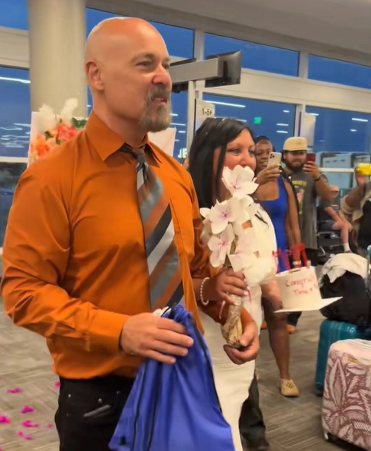 최근 미국 사우스웨스트 항공 기내에서 한 커플이 비행 중 깜짝 결혼식을 올려 화제가 되고 있다. 소셜미디어(SNS) 틱톡 캡처