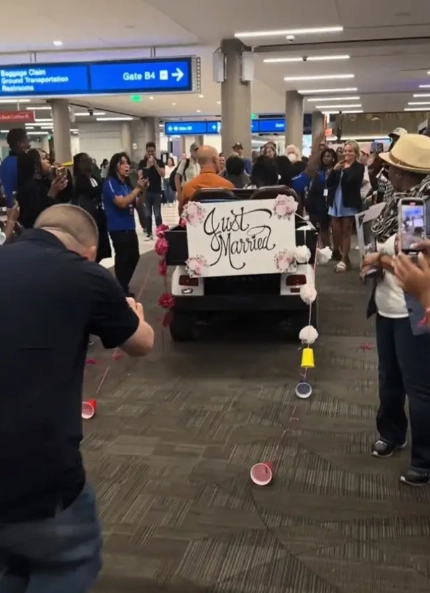 최근 미국 사우스웨스트 항공 기내에서 한 커플이 비행 중 깜짝 결혼식을 올려 화제가 되고 있다. 소셜미디어(SNS) 틱톡 캡처