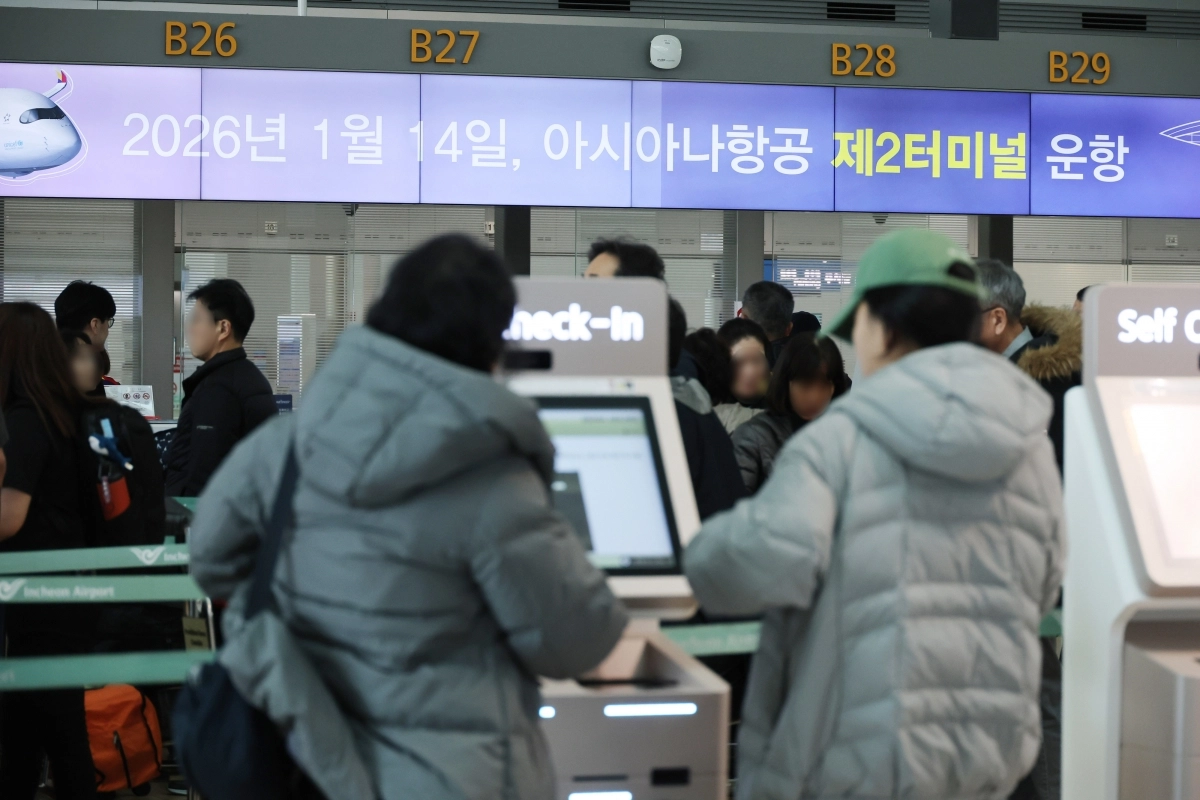 13일 인천국제공항 제1여객터미널 출발층 체크인 카운터에서 승객들이 셀프 체크인 키오스크를 이용하고 있다. 2026.1.13. 연합뉴스