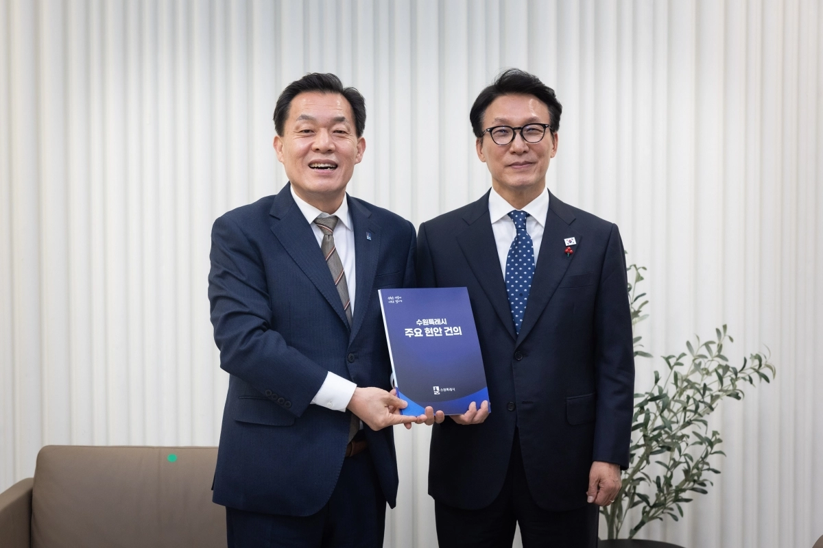 16일 이재준 수원시장이 김민석 국무총리에게 수원시 현안 사업에 대한 지원을 건의했다.  (수원시 제공)