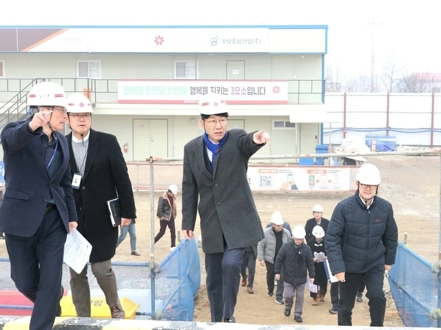 우범기 전주시장이 지난 16일 복합스포츠타운 공사 현장을 방문해 추진 상황을 점검하고 있다. 전주시 제공