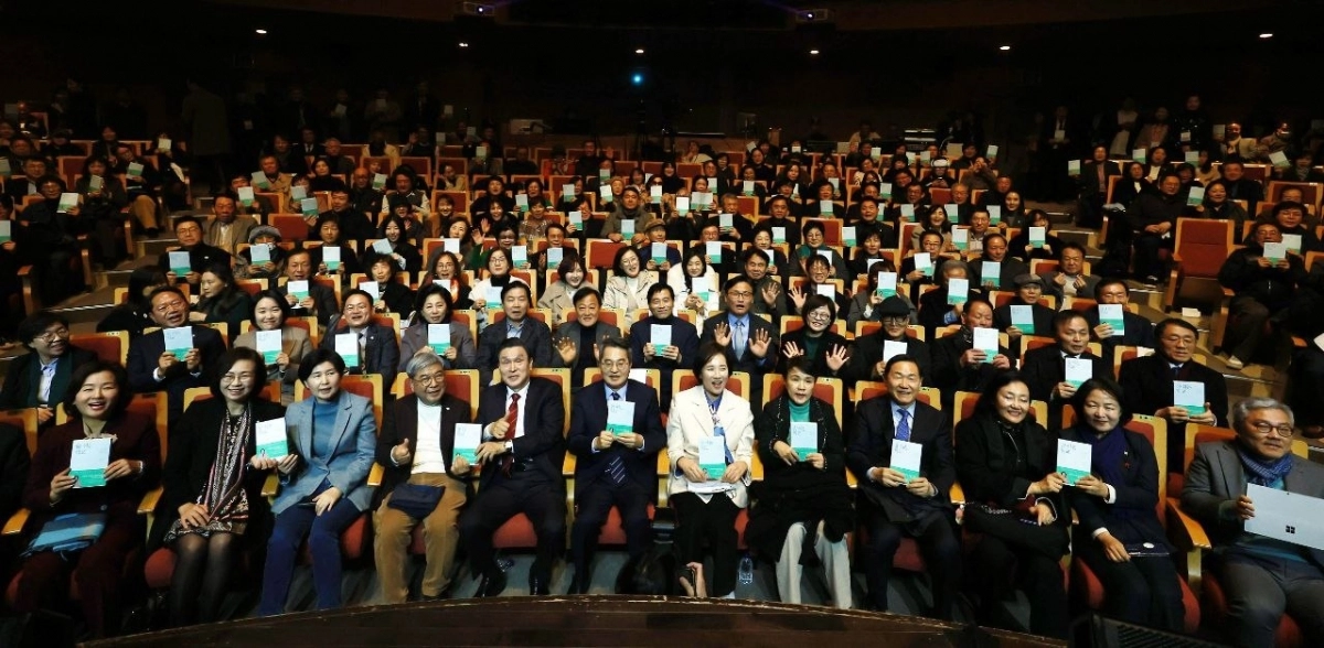 17일 경기아트센터에서 열린 유은혜 전 사회부총리 겸 교육부 장관의 출판기념회 참석자들이 유 전 장관의 저서 ‘숨 쉬는 학교’를 들고 기념 촬영을 하고 있다.