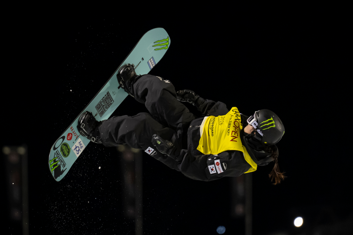 최가온이 18일(한국시간) 스위스 락스에서 열린 2025~26 국제스키연맹(FIS) 스노보드 월드컵 여자 하프파이프 결선에서 공중에 날아오르고 있다. 2026.1.17 락스 AP 연합뉴스