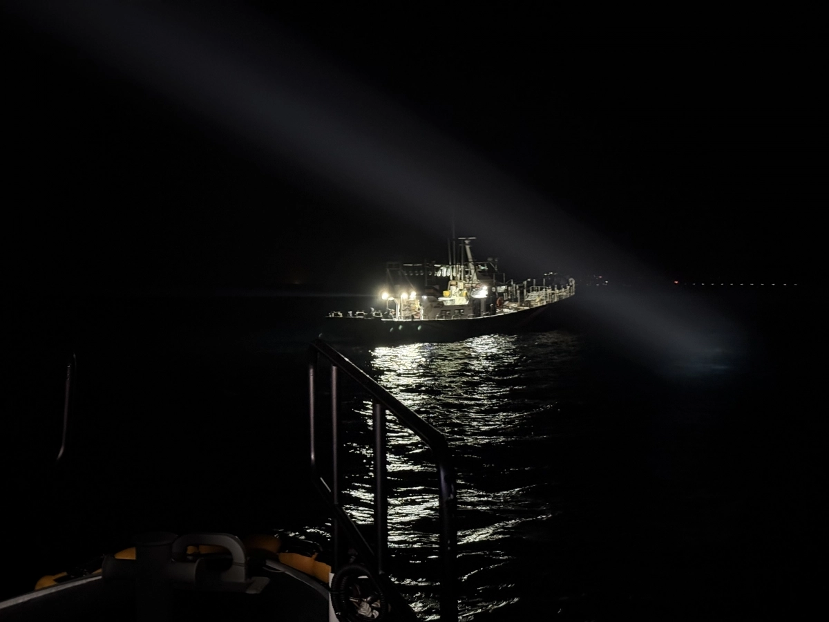 동해 바다에 표류 중인 낚시어선. 포항해양경찰서 제공