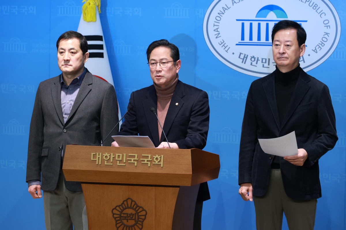 국회 재정경제기획위원회 국민의힘 박수영(가운데), 박대출(왼쪽), 최은석 의원이 18일 서울 여의도 국회 소통관에서 이혜훈 기획예산처 장관 후보자 인사청문회 관련 기자회견을 하고 있다. 2026.01.18. 뉴시스