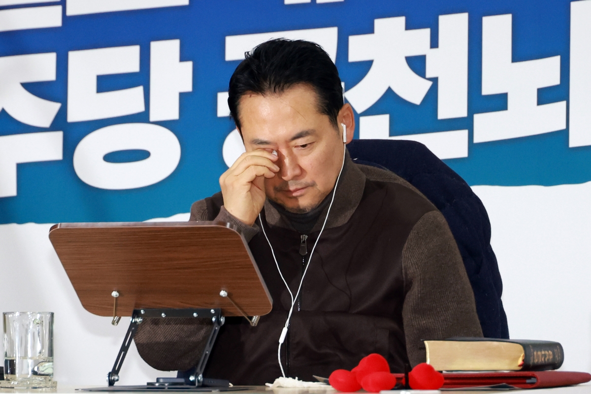 단식투쟁 4일째인 장동혁 국민의힘 대표가 18일 서울 여의도 국회 로텐더홀에서 눈가를 닦고 있다. 2026.01.18 뉴시스