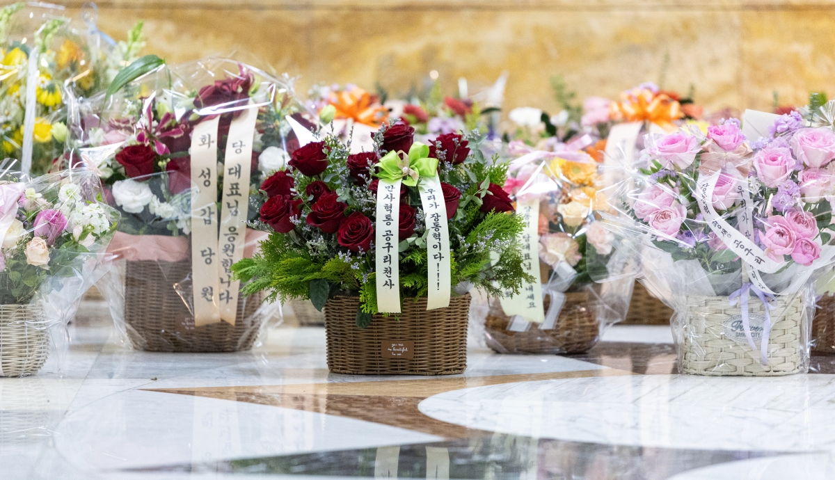 장동혁 국민의힘 대표가 18일 서울 여의도 국회에서 더불어민주당의 통일교 및 공천뇌물 특검 수용을 촉구하며 4일째 단식을 하는 가운데 로텐더홀에 장 대표를 응원하는 꽃바구니가 놓여있다. 2026.1.18 뉴스1