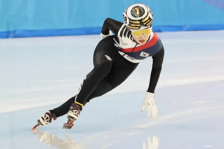 한국 쇼트트랙 국가대표 김길리가 지난해 2월 중국 헤이룽장성 하얼빈 빙상훈련센터에서 열린 2025 하얼빈 동계아시안게임 여자 500ｍ 예선에서 역주하고 있다. 뉴스1