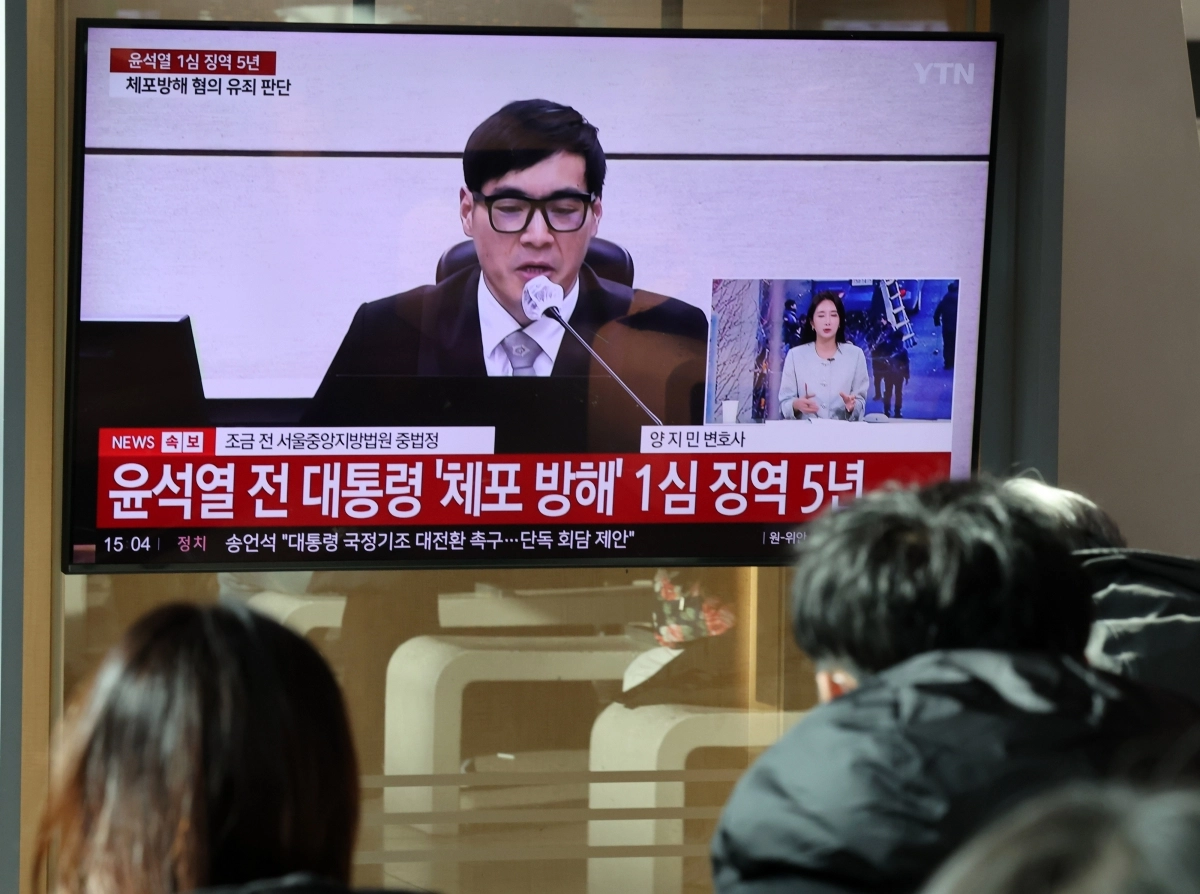 윤석열 전 대통령 첫 선고 징역 5년, 중계 바라보는 시민들