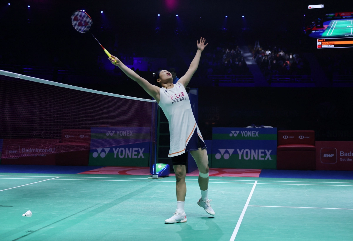 안세영이 18일(한국시간) 인도 뉴델리 인디라 간디 스포츠 콤플렉스에서 열린 세계배드민턴연맹(BWF) 월드투어 인도오픈(슈퍼 750) 여자 단식 결승전에서 왕즈이를 2-0으로 제압한 뒤 두 팔을 벌려 환호하고 있다. 뉴델리 로이터 연합뉴스