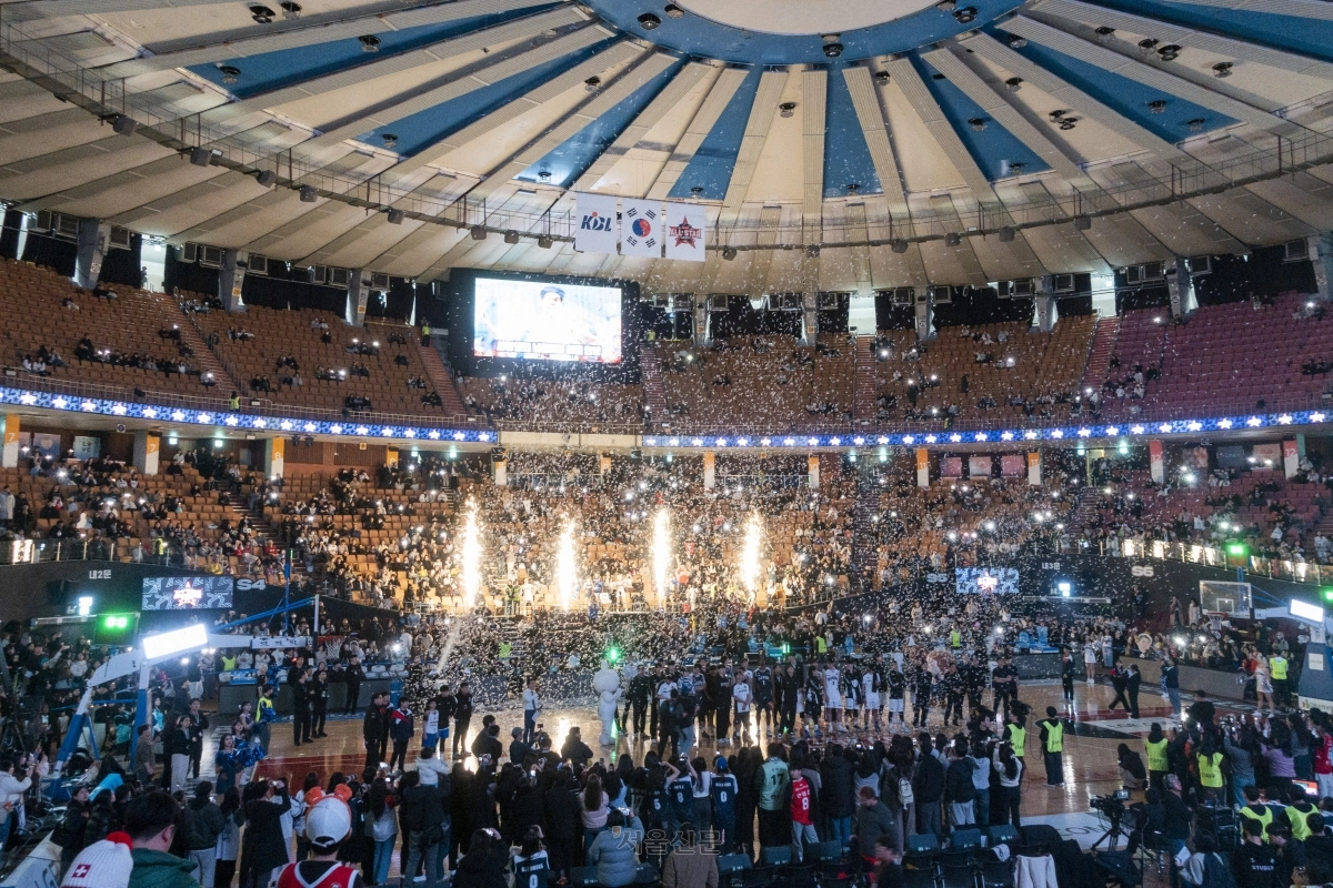18일 서울 잠실실내체육관에서 열린 2025~26 프로농구 올스타전이 끝나고 관객들이 코트로 내려와 잠실실내체육관의 추억이 담긴 영상을 관람하고 있다. 2026.1.18 류재민 기자