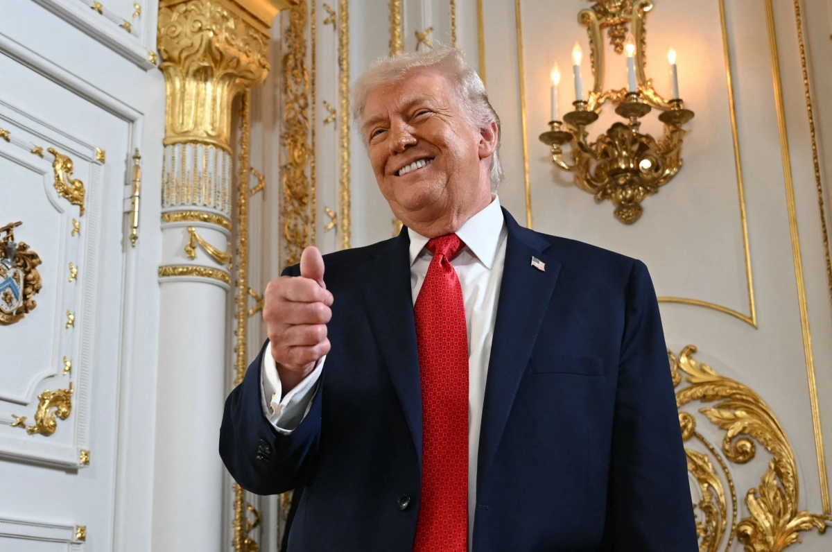 도널드 트럼프 미국 대통령이 16일(현지시간) 플로리다주 팜비치 마러라고 리조트에서 열린 도로 헌정식에 참석해 엄지손가락을 치켜들고 있다. 트럼프 대통령이 자주 이용하는 팜비치 국제공항~마러라고 리조트까지 약 6㎞ 구간 도로는 원래 ‘서던 불러바드’의 일부였지만, 플로리다주 의회에서 개명 법안이 통과되고 론 디샌티스 플로리다 주지사가 서명한 뒤 팜비치 카운티 등의 승인을 얻어 ‘대통령 도널드 J. 트럼프 불러바드(Boulevard)’로 공식 개명됐다. 2026.1.17 팜비치 AFP 연합뉴스