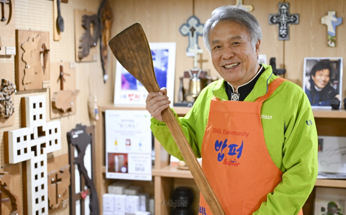 다일공동체 이사장 최일도 목사가 지난 12일 서울 동대문구 밥퍼나눔운동본부에서 밥을 퍼주는 주걱을 든 채 포즈를 취하고 있다. 최 목사는 소외된 이웃들에게 무료로 식사를 대접하는 ‘밥퍼 나눔’을 1988년부터 38년째 이어 오고 있다. 현재 누적 급식량은 1450만 그릇을 돌파했다. 이지훈 기자