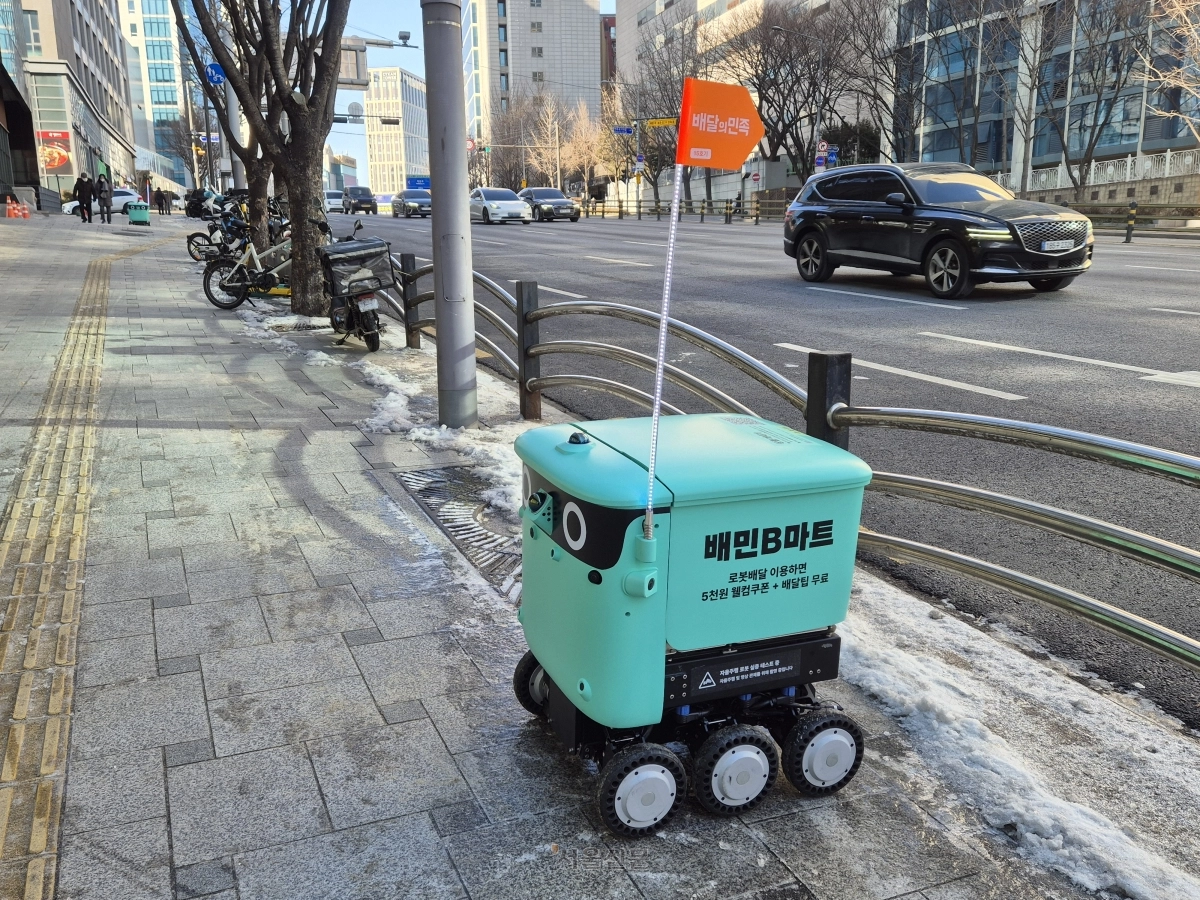 바퀴 6개와 센서, 카메라 등을 갖춘 배달의민족의 3세대 배달로봇 ‘딜리’. 주황색 깃발은 잘 식별되도록 달았다.