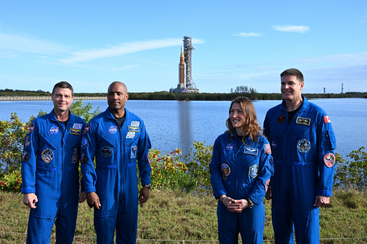미국 항공우주국(나사)의 유인 달 탐사 프로젝트 ‘아르테미스 II’에 참가한 우주인 리드 와이즈먼(왼쪽부터), 빅터 글러버, 크리스티나 코크, 제러미 핸슨이 17일(현지시간) 케네디우주센터의 로켓 앞에 서 있다. 플로리다 UPI 연합뉴스